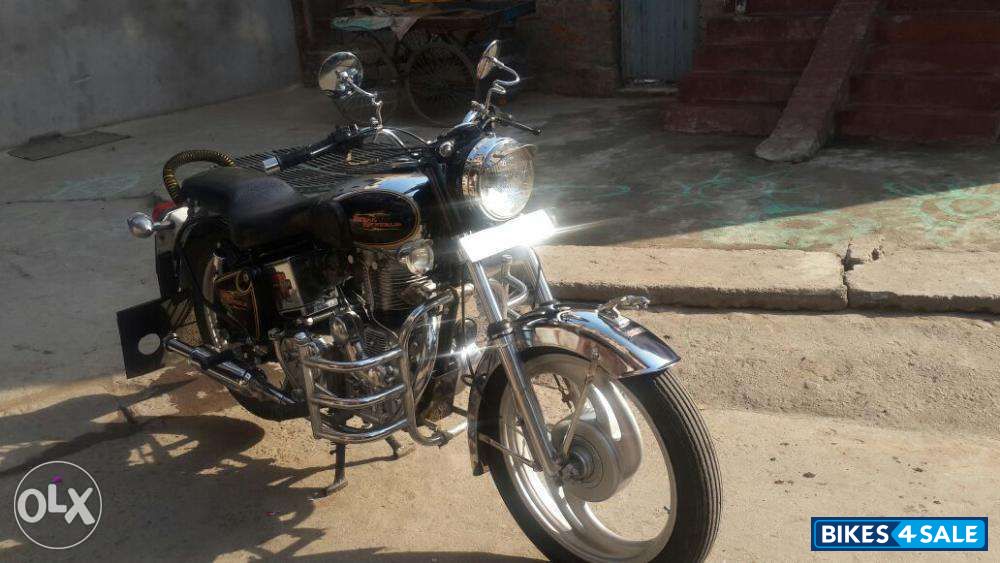 Black & While Royal Enfield Bullet Machismo 350 Old