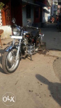 Black & While Royal Enfield Bullet Machismo 350 Old