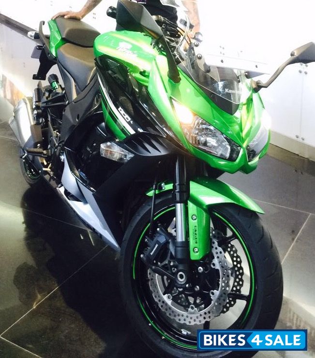 Black And Green Kawasaki Ninja 1000