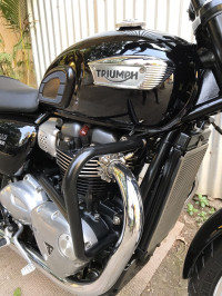 Black Triumph Bonneville T100