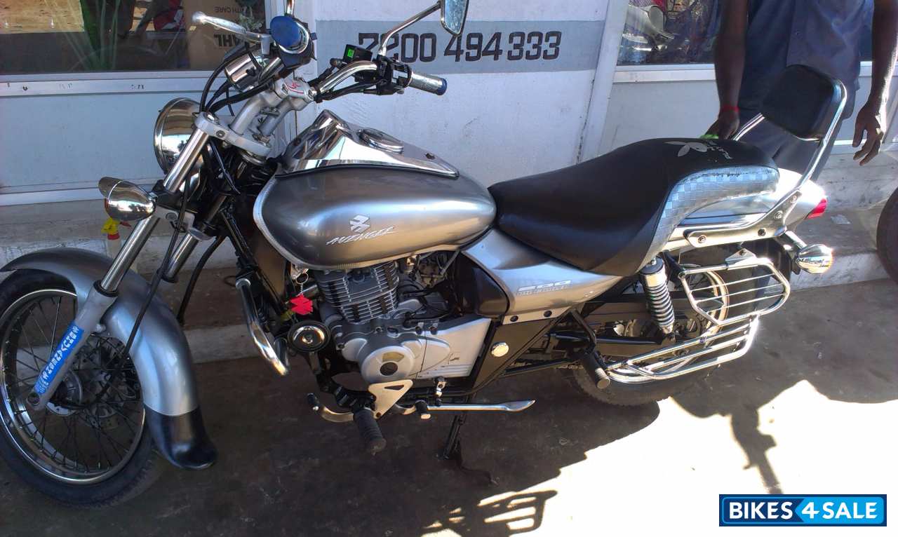 Silver Bajaj Avenger 200 DTS-i