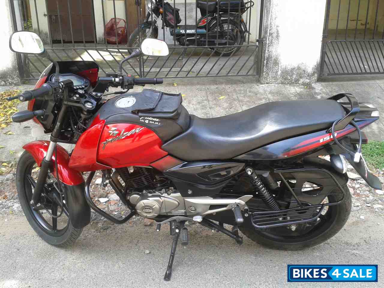 bajaj pulsar 150 red and black