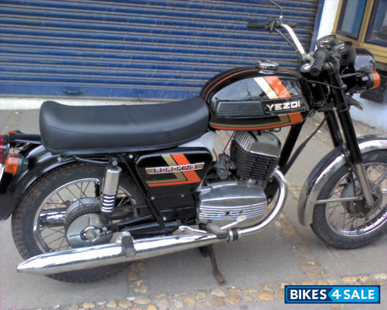yezdi bike black