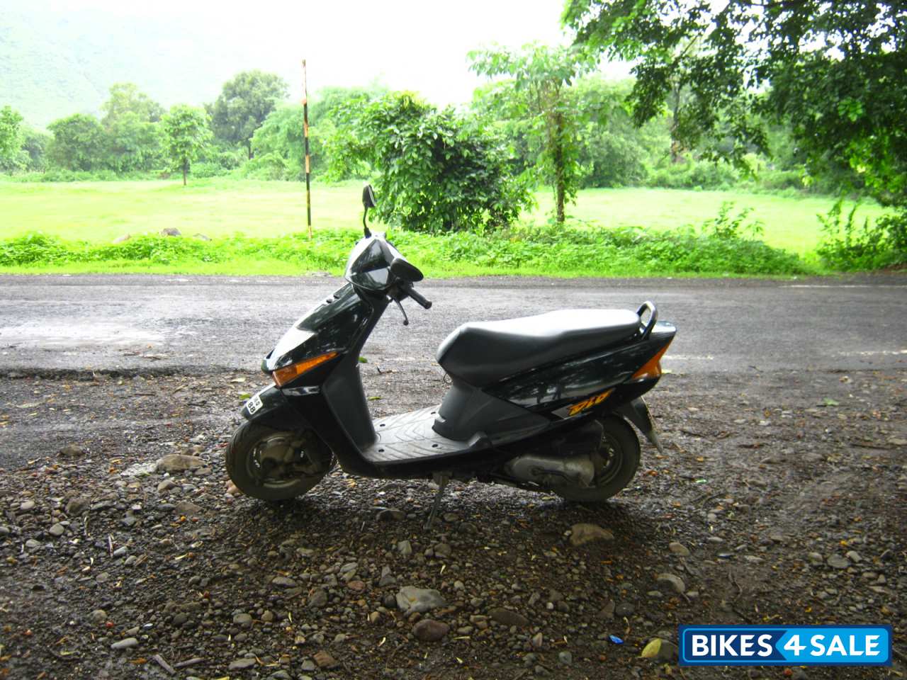 Second hand Honda Dio in Raigad. Black colour. Price is Rs.15,000. ID