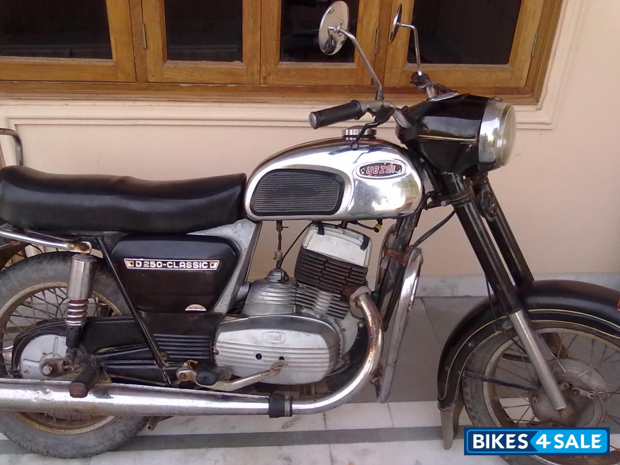 Second hand Ideal Jawa Yezdi Classic in New Delhi. Black colour. Price