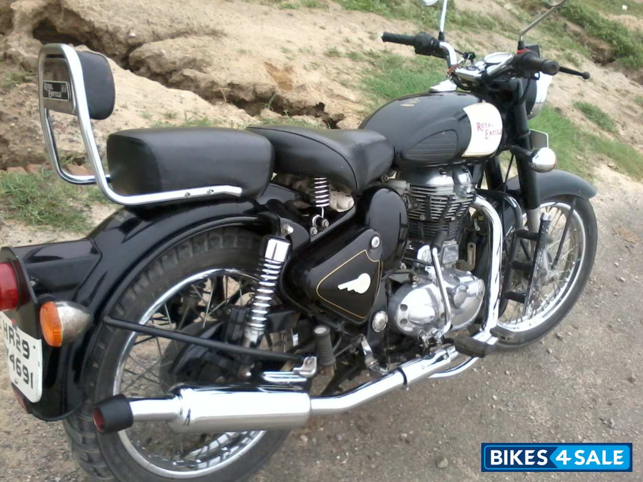 Second hand Royal Enfield Classic 350 in Faridabad. Black showroom