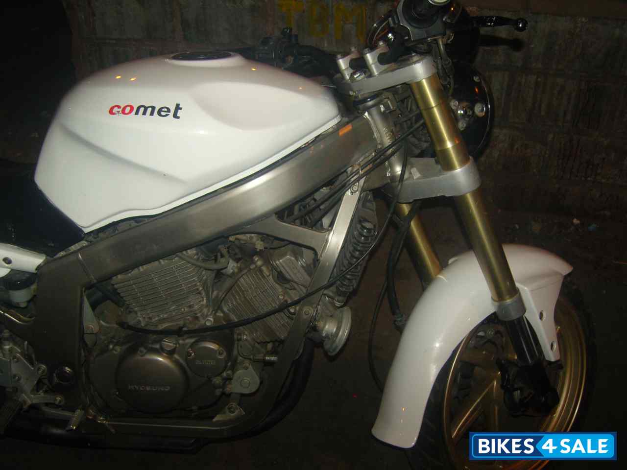 White Hyosung GT250R Comet White Hyosung GT250R Comet