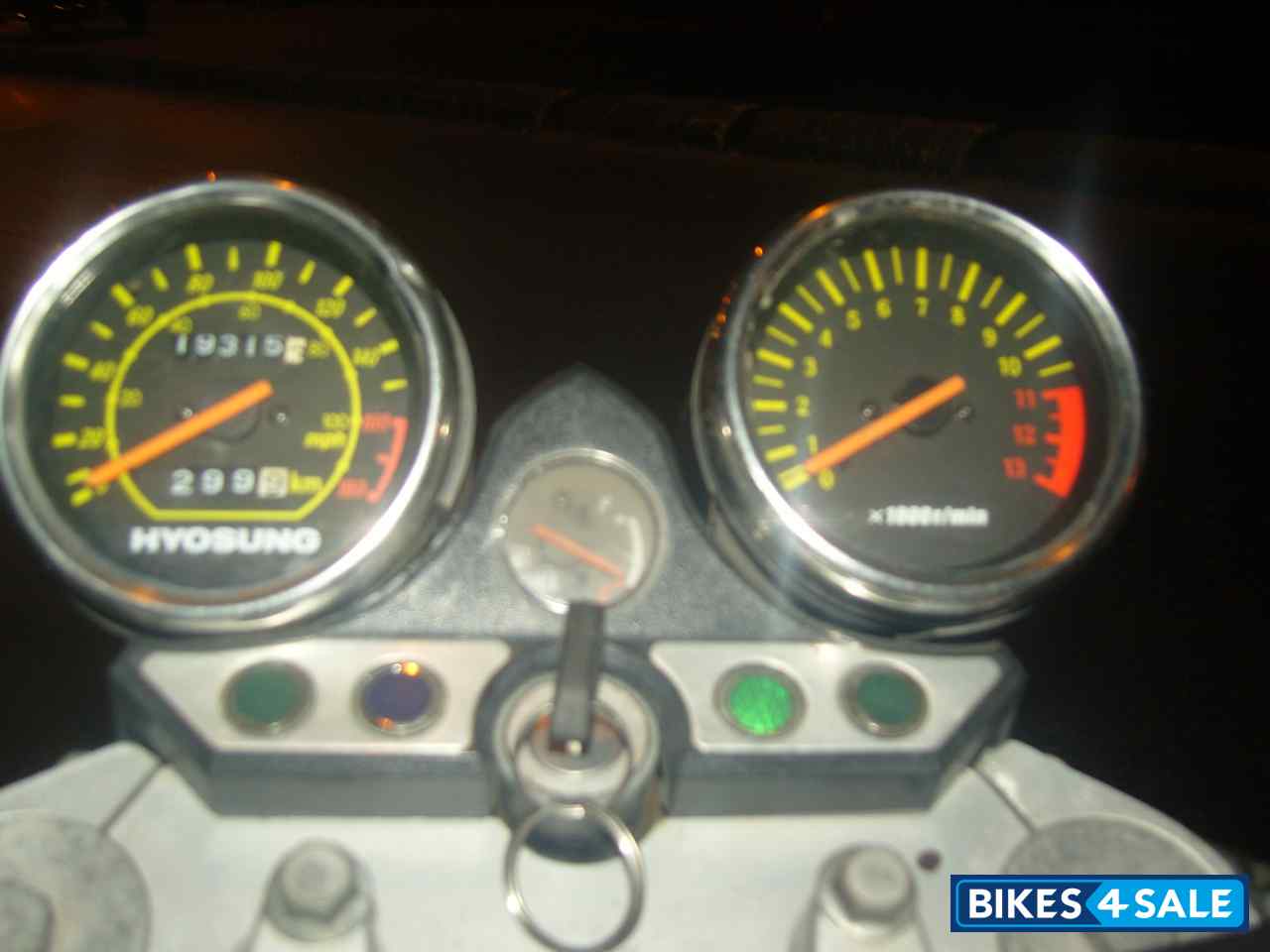 White Hyosung GT250R Comet White Hyosung GT250R Comet