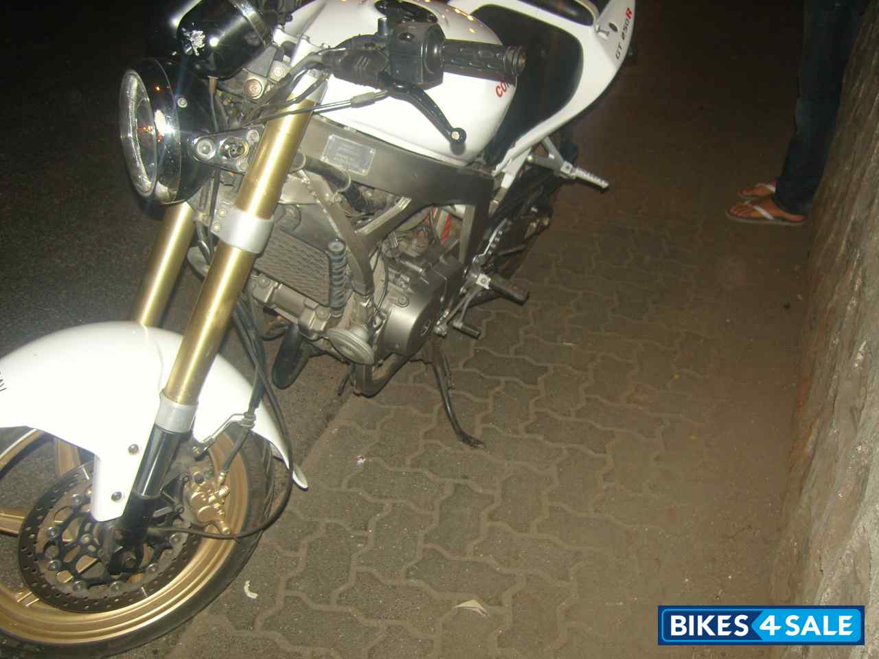 White Hyosung GT250R Comet White Hyosung GT250R Comet