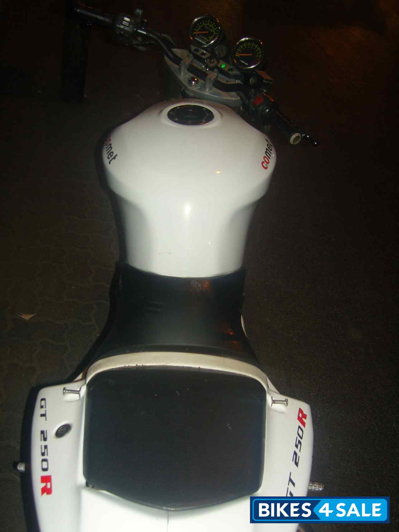 White Hyosung GT250R Comet White Hyosung GT250R Comet
