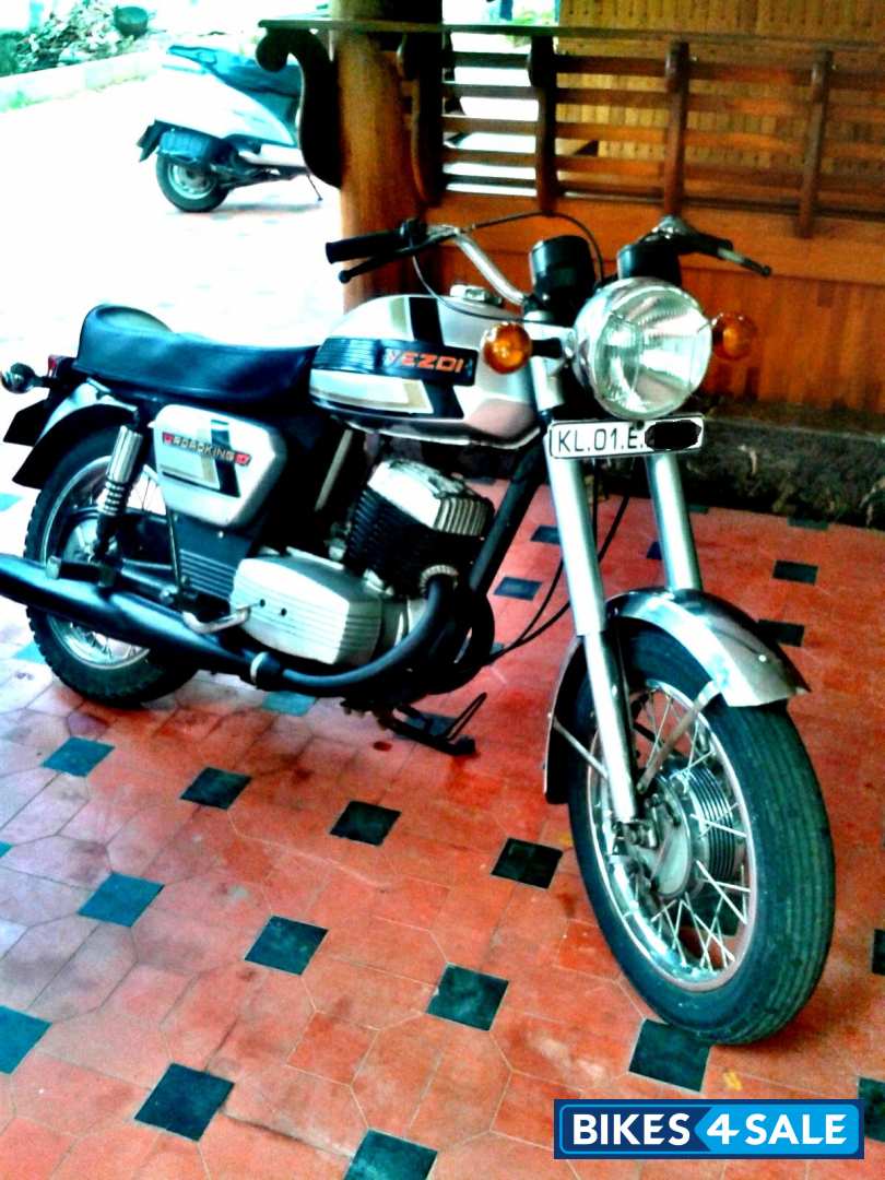 Second hand Ideal Jawa Yezdi RoadKing in Trivandrum. Bike is in a good