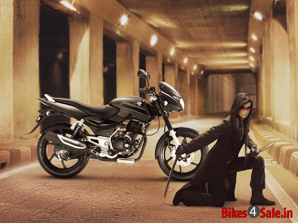 Bajaj Pulsar 150 DTSi - Picture showing the side view of Pulsar 150 DTSi with a lady besides