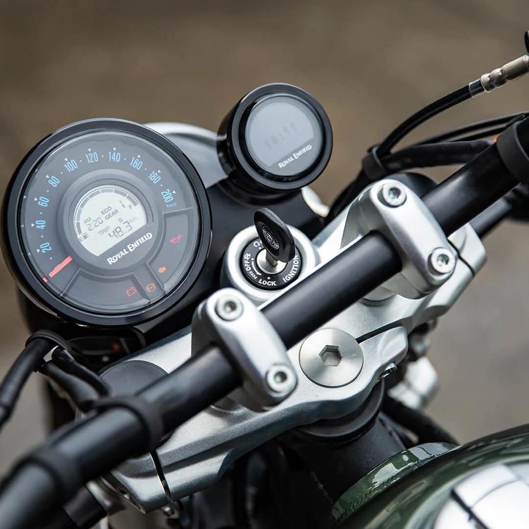 Royal Enfield Super Meteor 650 - Digi-analog instrument panel with a floating LCD screen