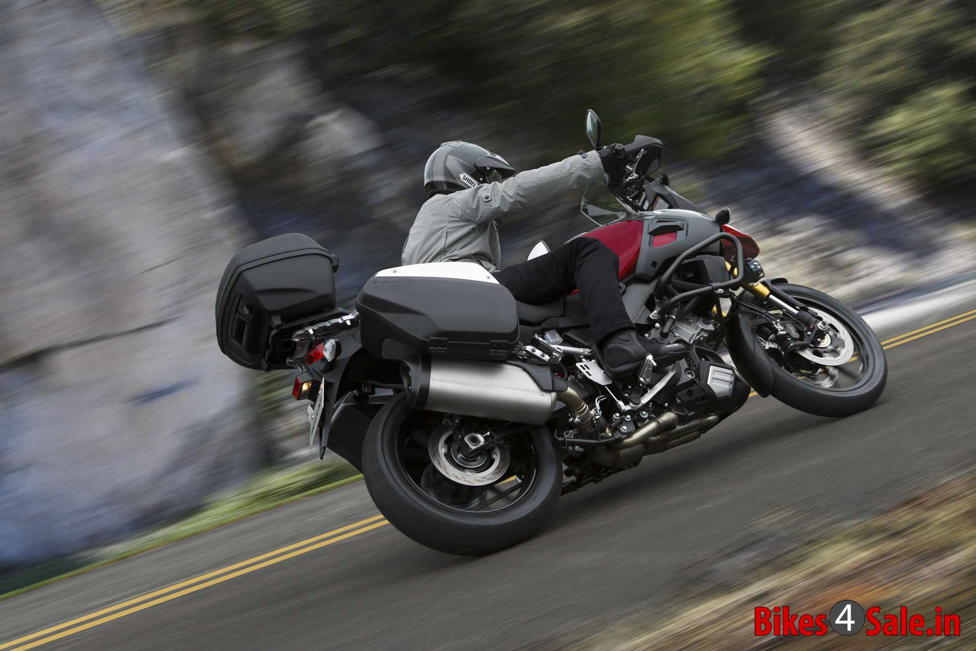Suzuki V-Strom 1000 - Picture showing the angled side view of the Suzuki V Strom 1000 climbing the high range road