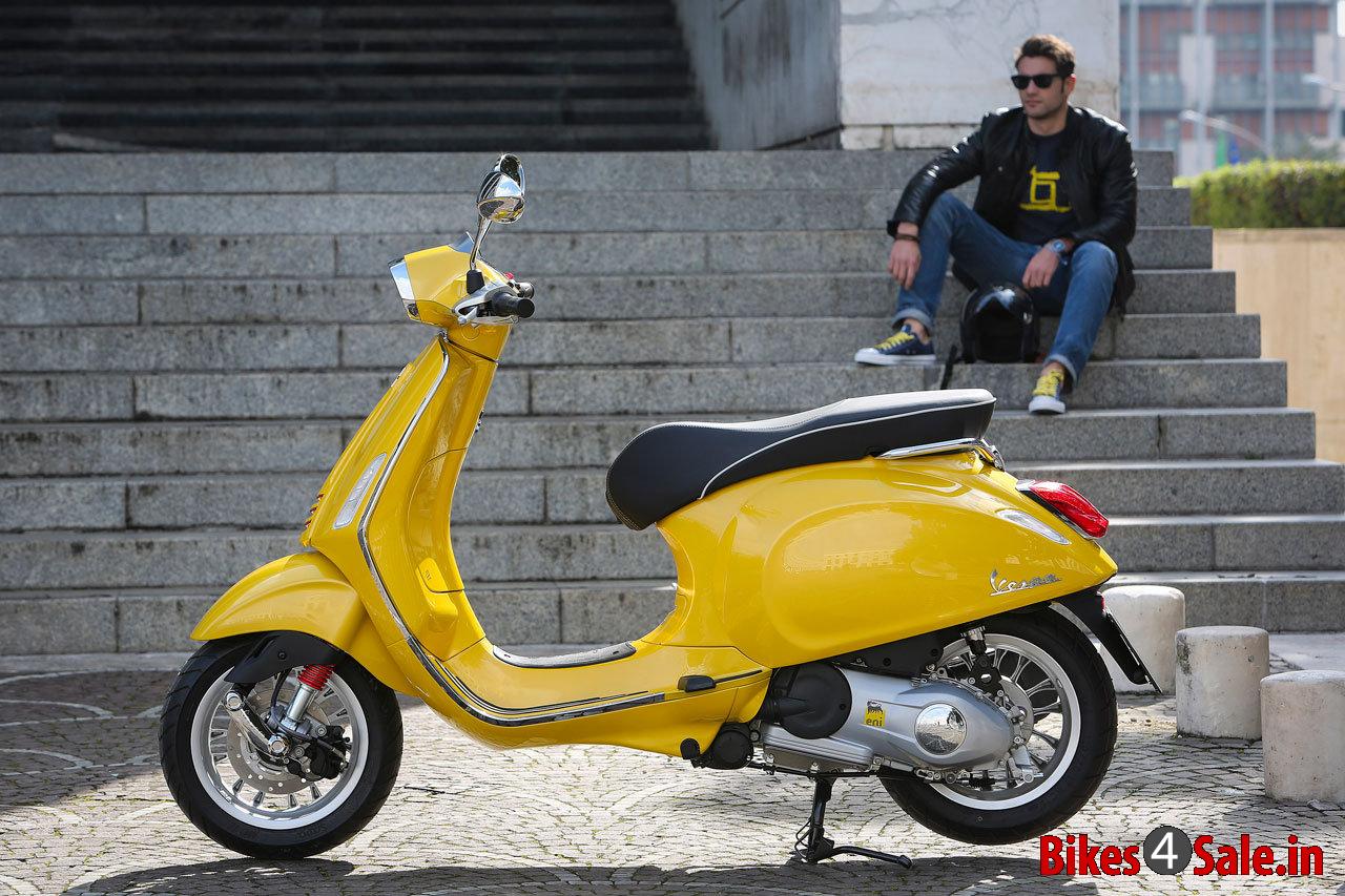 Vespa Sprint 125 - Picture showing the Yellow colored Vespa Sprint 125