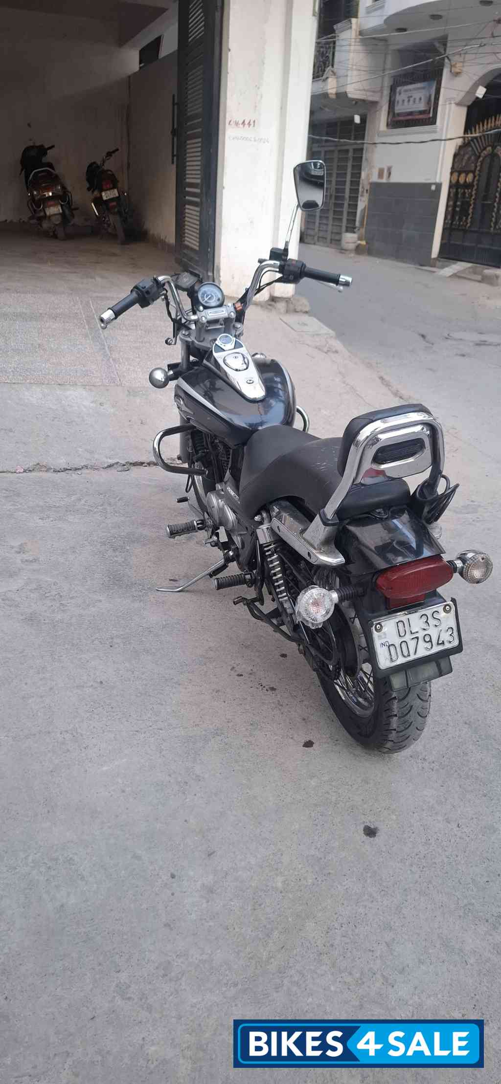 Black Bajaj Avenger Cruise 220