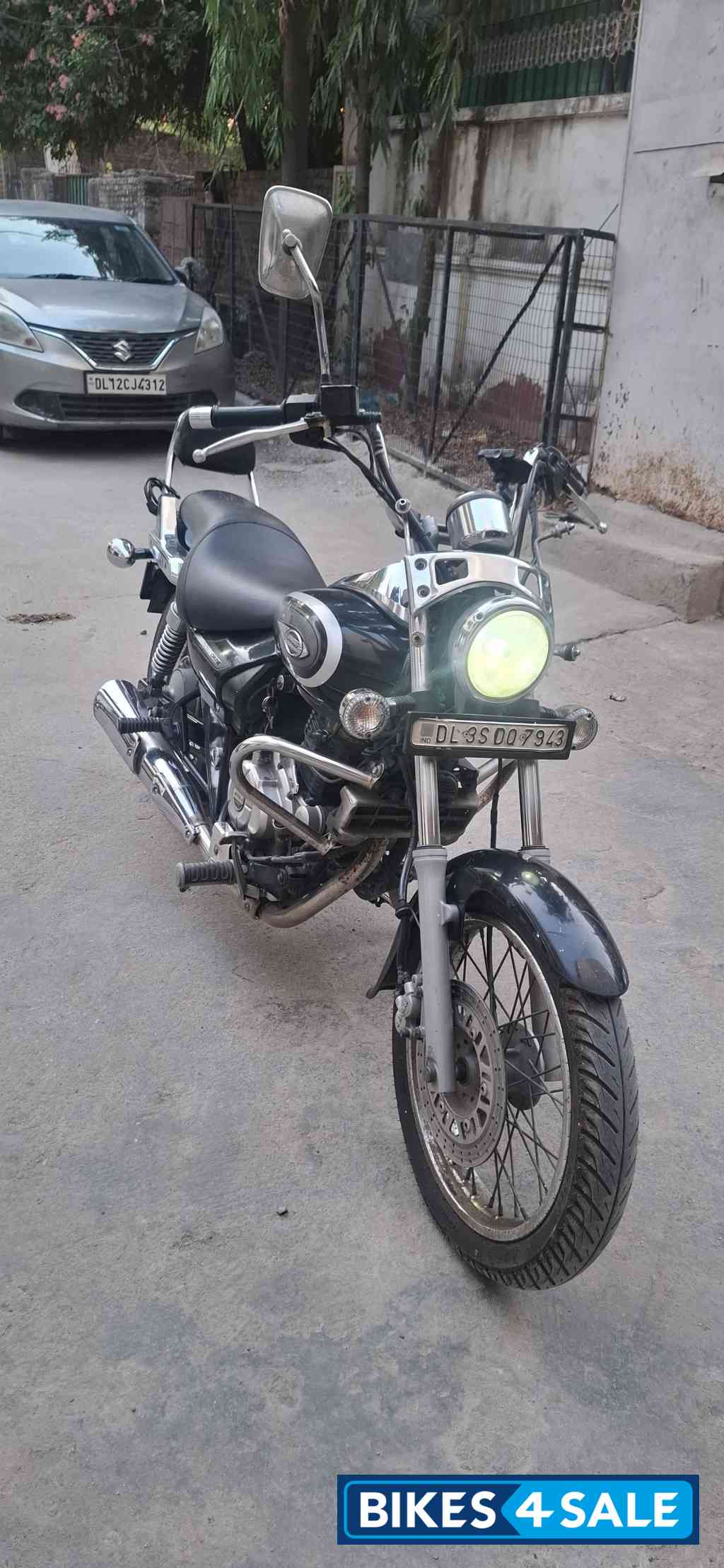 Black Bajaj Avenger Cruise 220 Black Bajaj Avenger Cruise 220