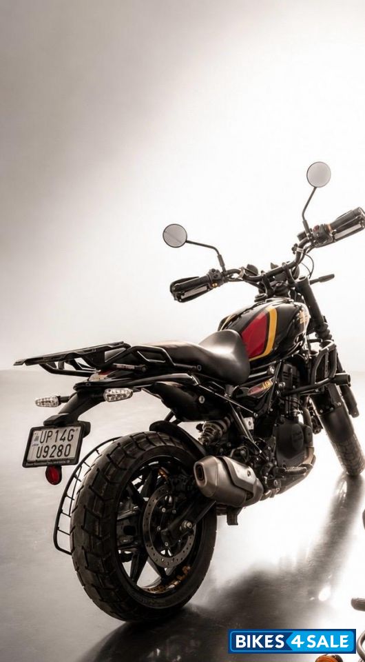 Black Royal Enfield Guerrilla 450 Flash