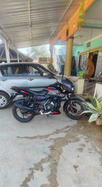 Bajaj Pulsar 125 Carbon Fibre Disc Single Seat 2025 Model