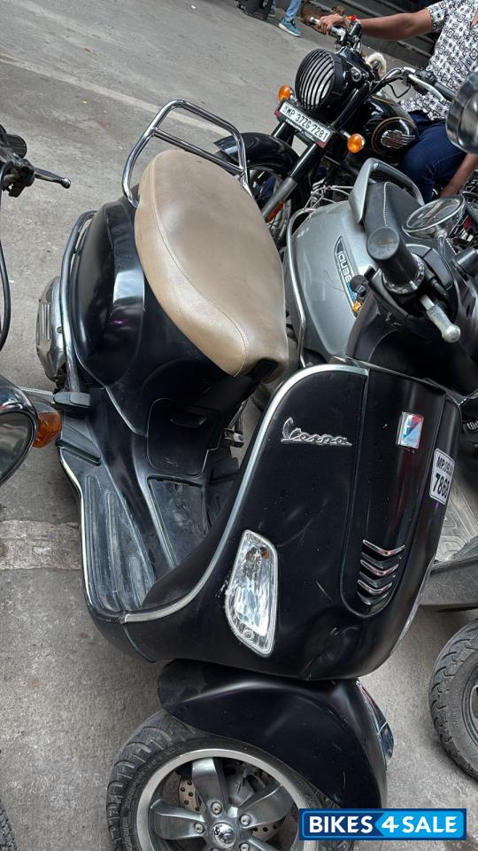 Black Vespa VXL 125