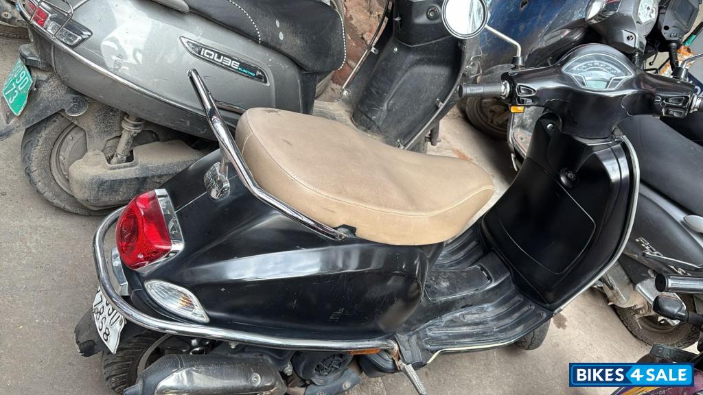 Black Vespa VXL 125