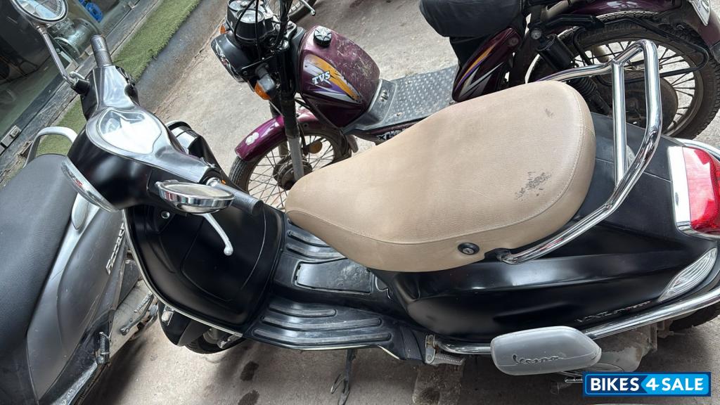 Black Vespa VXL 125