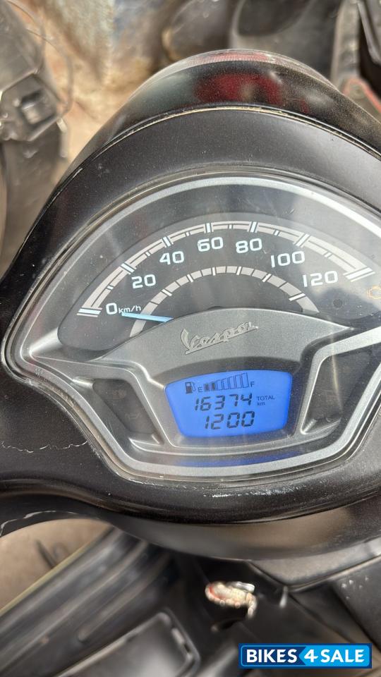 Black Vespa VXL 125