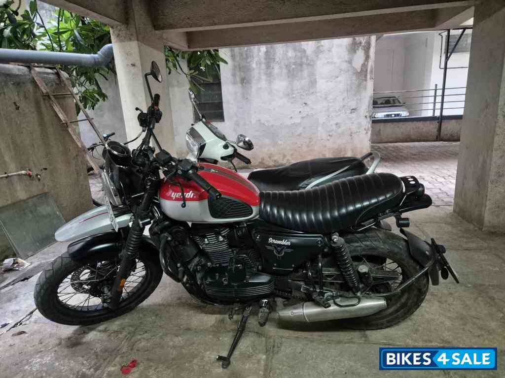 Red Yezdi Scrambler Dual Tone