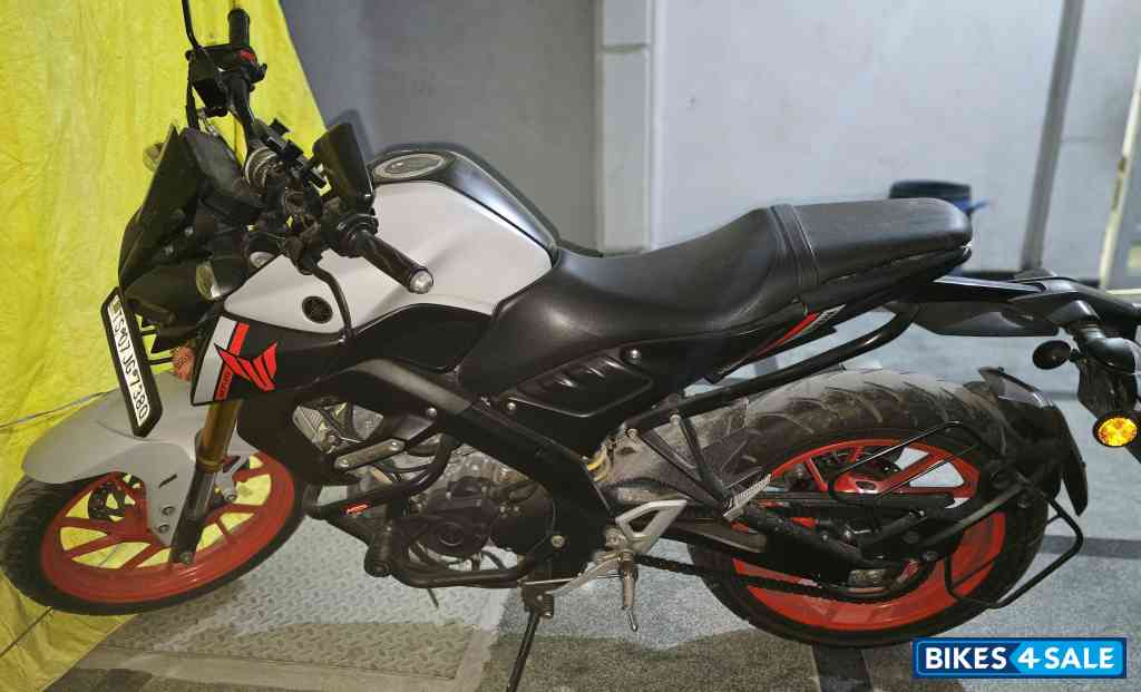White Orange Yamaha MT-15 Ver 2.0 White Orange Yamaha MT-15 Ver 2.0