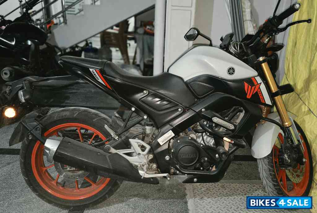 White Orange Yamaha MT-15 Ver 2.0 White Orange Yamaha MT-15 Ver 2.0