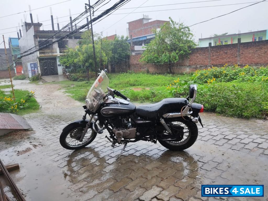 Black Bajaj Avenger Cruise 220