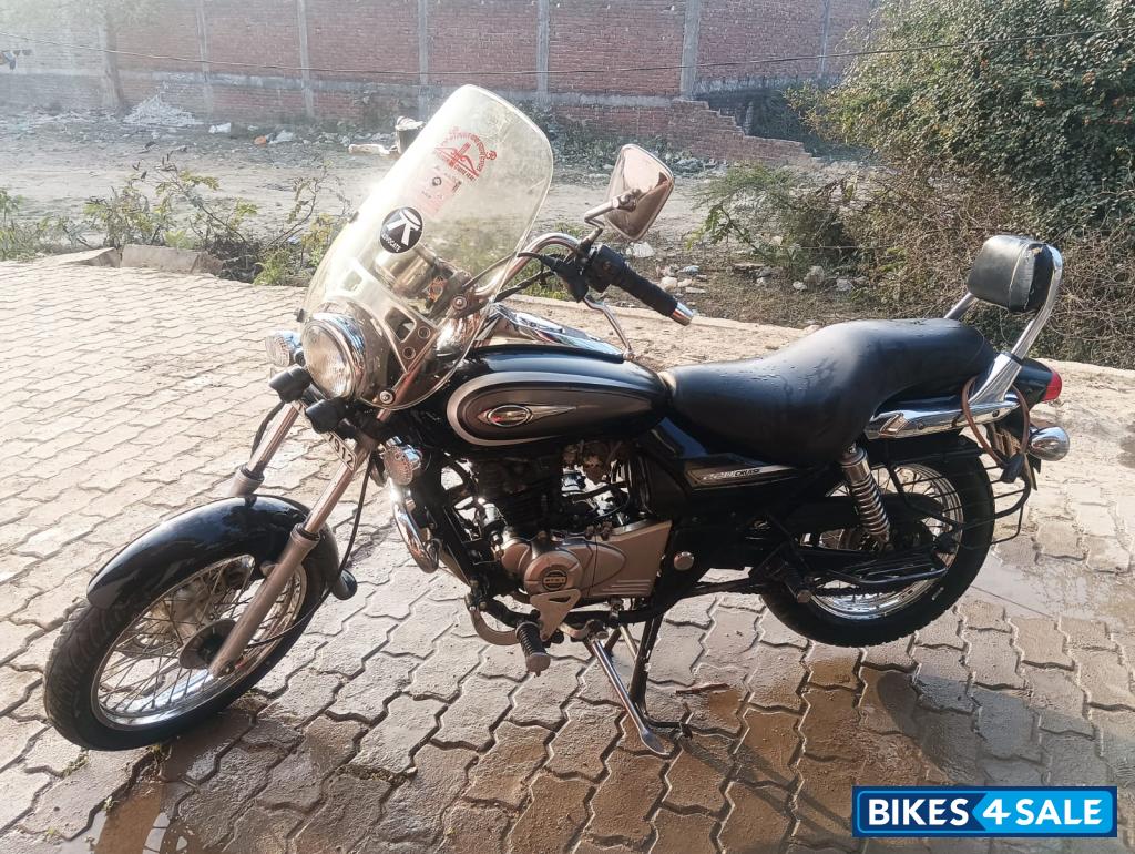 Black Bajaj Avenger Cruise 220 Black Bajaj Avenger Cruise 220
