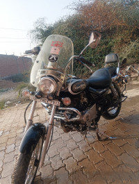 Black Bajaj Avenger Cruise 220