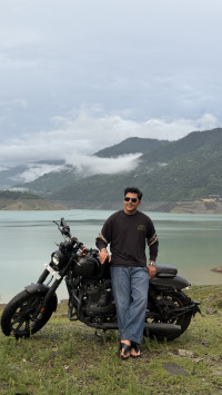 Shadow Black Top Variant Yezdi Roadster 2026