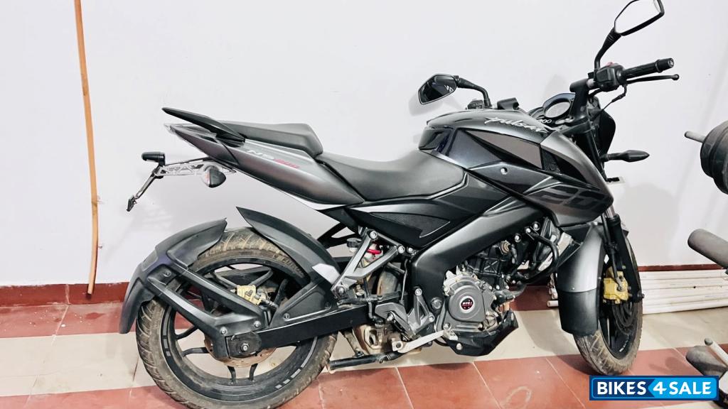 Black Bajaj Pulsar NS200 Black Bajaj Pulsar NS200