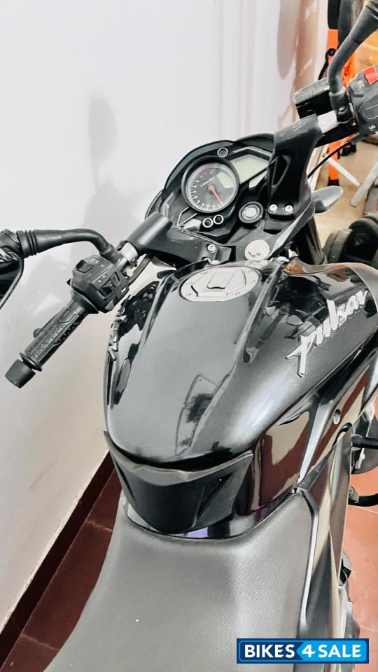 Black Bajaj Pulsar NS200 Black Bajaj Pulsar NS200