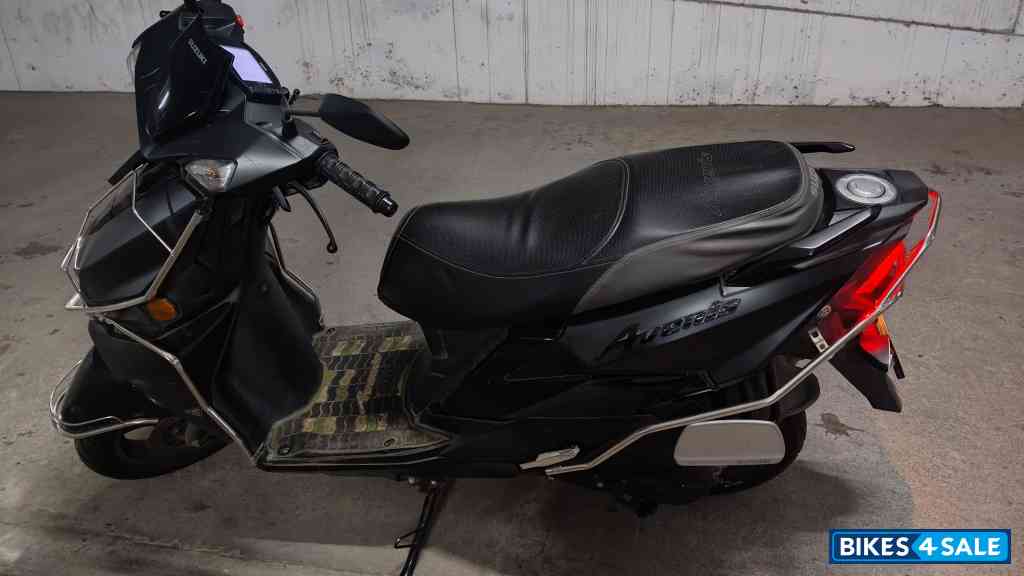 Matte Black Suzuki Avenis 125 Ride Connect Edition