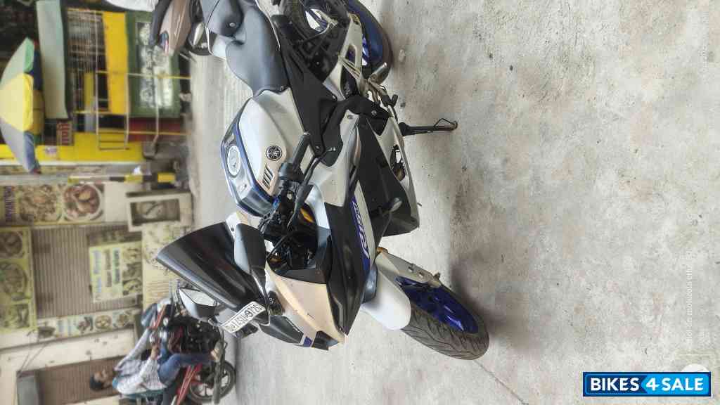 White Metallic Yamaha R15M