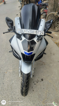 White Metallic Yamaha R15M