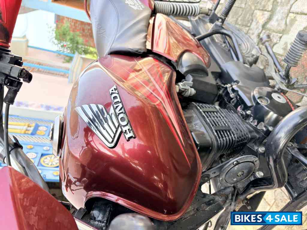 Maroon Honda Shine 125