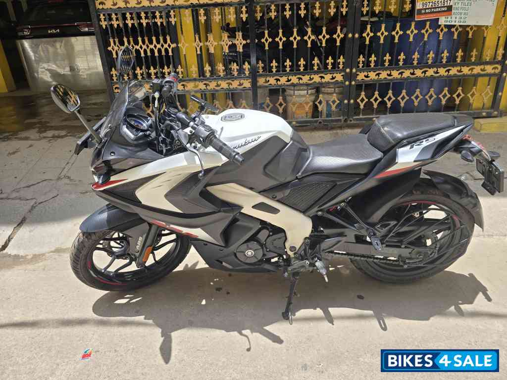 Pearl White Bajaj Pulsar RS 200 BS6