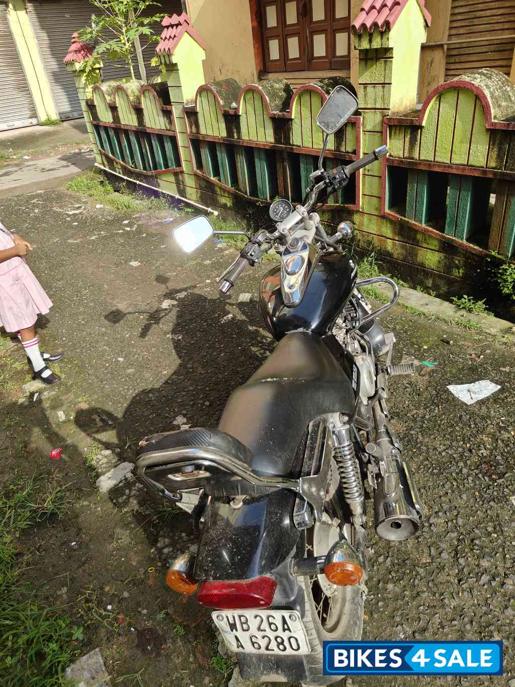 Black Bajaj Avenger 220 DTS-i