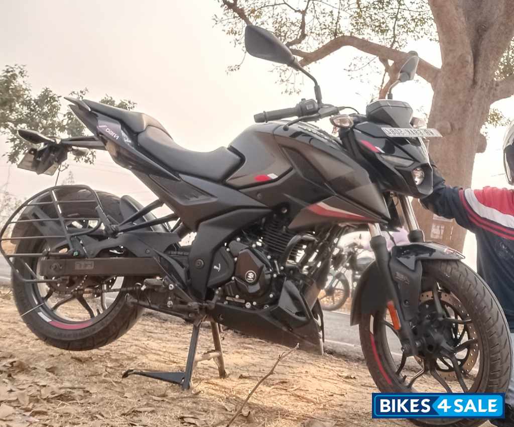 Black Bajaj Pulsar N160 Dual Channel ABS