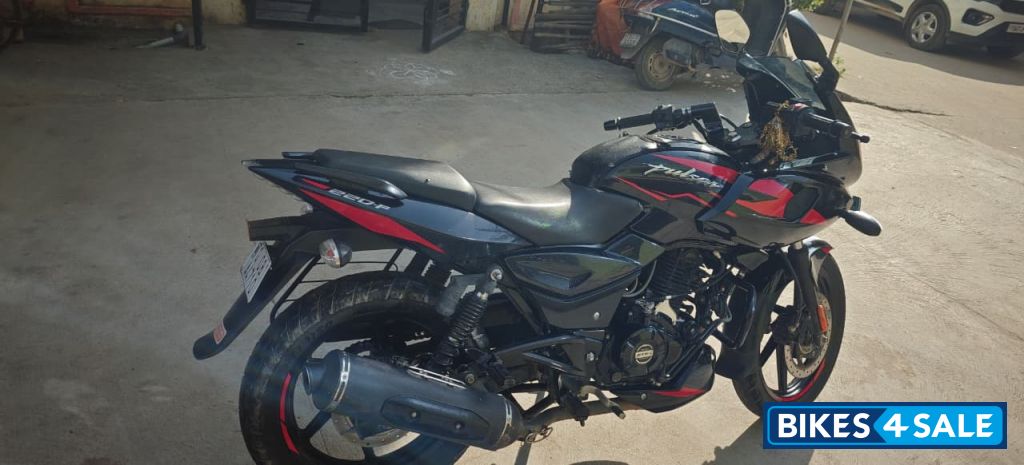 Bajaj Pulsar 220F BS6