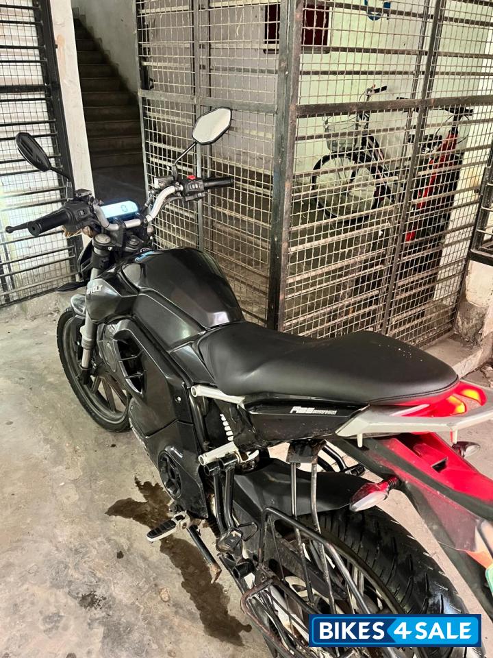 Black Revolt RV 400 Black Revolt RV 400