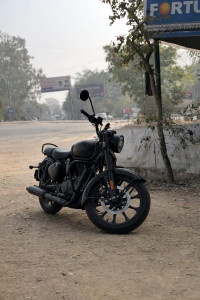 Royal Enfield Classic Stealth Black 2025 Model