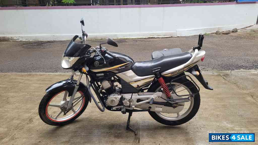 Black Yamaha G5 Black Yamaha G5