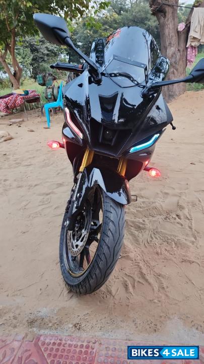 Metallic Black Yamaha R15 V4 2025