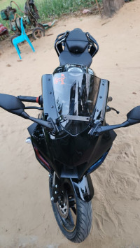 Metallic Black Yamaha R15 V4 2025
