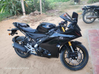 Metallic Black Yamaha R15 V4 2025